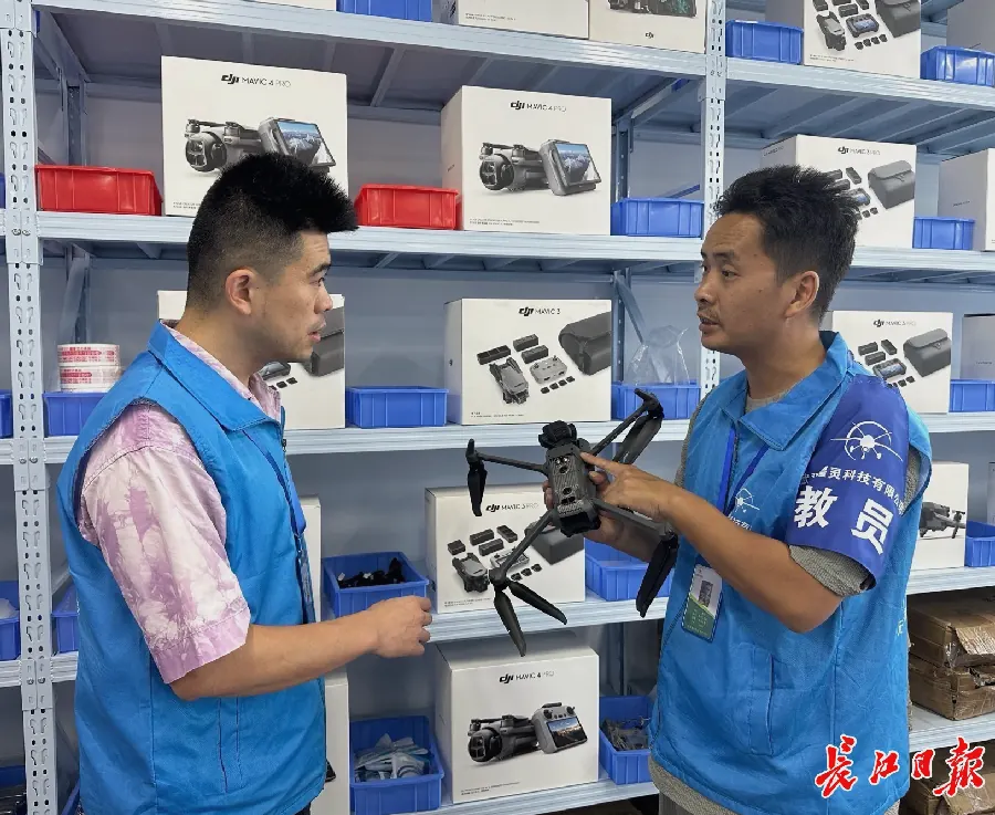 无人机电机清洁与轴承保养操作示意图